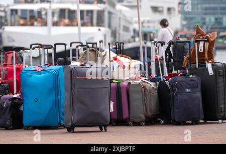 Gepäck wartet auf die Verladung auf Flusskreuzfahrtschiffe, Am Viking Cruise Port Amsterdam,Niederlande Amsterdam Cruise terminal *** bagages en attente d'être chargés sur les bateaux de croisière fluviale, au Viking Cruise Port Amsterdam, pays-Bas Amsterdam Cruise terminal Banque D'Images