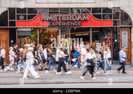 Souvenirgeschäft an der Einkaufsstraße Damrak, viele Touristen, Besucher, Amsterdam, Niederlande Amsterdam *** magasin de souvenirs sur la rue commerçante Damrak, de nombreux touristes, visiteurs, Amsterdam, pays-Bas Amsterdam Banque D'Images