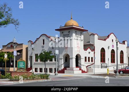 UPLAND, CALIFORNIE - 14 JUILLET 2024 : L'église de l'Assemblée de Dieu dans le centre-ville historique d'Upland. Banque D'Images