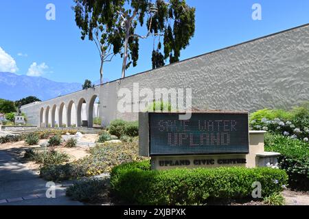 UPLAND, CALIFORNIE - 14 JUILLET 2024 : panneau Save Water au centre civique d'Upland. Banque D'Images