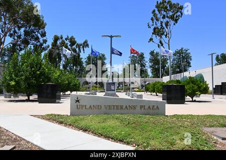 UPLAND, CALIFORNIE - 14 JUILLET 2024 : The Veterans Plaza at the Upland Civic Center. Banque D'Images