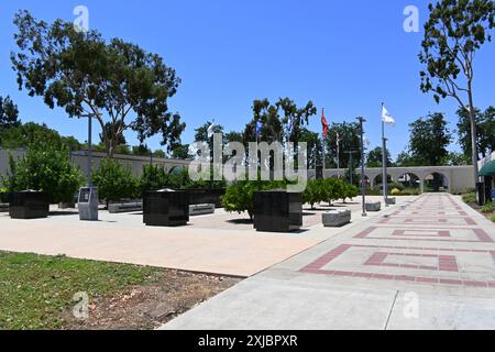 UPLAND, CALIFORNIE - 14 JUILLET 2024 : The Veterans Plaza at the Upland Civic Center. Banque D'Images