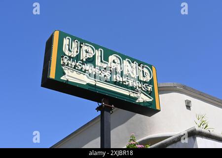 UPLAND, CALIFORNIE - 14 JUILLET 2024 : panneau du quartier des affaires d'Upland. Banque D'Images