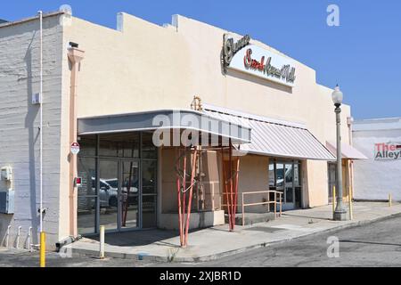 UPLAND, CALIFORNIE - 14 JUILLET 2024 : le Glovers second Avenue Mall Building dans le centre-ville historique d'Upland. Banque D'Images