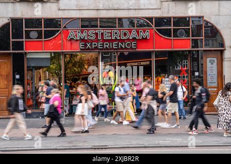 Souvenirgeschäft an der Einkaufsstraße Damrak, viele Touristen, Besucher, Amsterdam, Niederlande Amsterdam *** magasin de souvenirs sur la rue commerçante Damrak, de nombreux touristes, visiteurs, Amsterdam, pays-Bas Amsterdam Banque D'Images