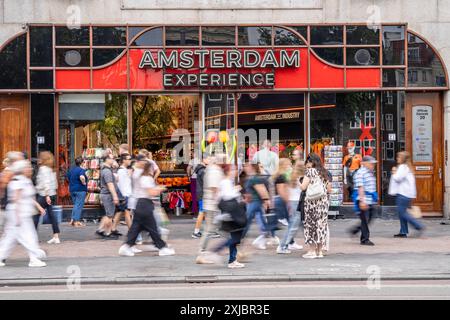 Souvenirgeschäft an der Einkaufsstraße Damrak, viele Touristen, Besucher, Amsterdam, Niederlande Amsterdam *** magasin de souvenirs sur la rue commerçante Damrak, de nombreux touristes, visiteurs, Amsterdam, pays-Bas Amsterdam Banque D'Images