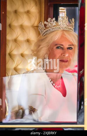 Londres, 17 juillet 2024. Reine Camilla. Le roi Charles III et la reine Camilla montent dans un autocar d'État, escortés par une escorte souveraine de la cavalerie domestique, pour le discours du roi et l'ouverture du Parlement, le principal événement cérémonial du calendrier parlementaire, le premier jour de la session. Crédit : Imageplotter/Alamy Live News Banque D'Images