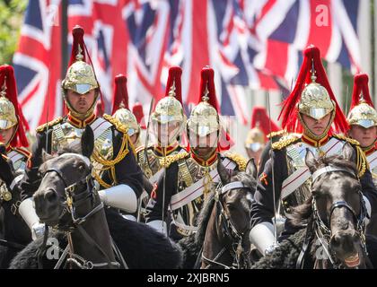 Londres, 17 juillet 2024. Les membres des bleus et royaux participent à la procession. Le roi Charles III et la reine Camilla montent dans un autocar d'État, escortés par une escorte souveraine de la cavalerie domestique, pour le discours du roi et l'ouverture du Parlement, le principal événement cérémonial du calendrier parlementaire, le premier jour de la session. Crédit : Imageplotter/Alamy Live News Banque D'Images