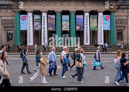 Bannières sur le bâtiment RSA annonçant 'an Irish Impressionist - Lavery on Location', l'exposition de l'été 2024 de la Scottish National Gallery. Banque D'Images