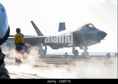 Le F-35C Lightning II de l'US Navy sort du porte-avions USS Carl Vinson (CVN 70) de classe Nimitz alors que le navire participe à la phase d'intégration de la Force lors de l'exercice Rim of the Pacific (RIMPAC) 2024 juillet 15. Vingt-neuf pays, 40 navires de surface, trois sous-marins, 14 forces terrestres nationales, plus de 150 avions et 25 000 membres du personnel participent au RIMPAC dans et autour des îles Hawiian, du 27 juin au 1er août. Le RIMPAC, le plus grand exercice maritime international au monde, offre une occasion de formation unique tout en favorisant et en soutenant les relations de coopération entre les participants porte-parole Banque D'Images