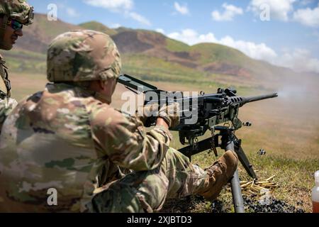 Les soldats affectés à la 892e Compagnie de pont multirôle, 190e Bataillon du génie, 101e Commandement des troupes, Garde nationale de l'armée de Porto Rico, tirent la mitrailleuse M2 lors de l'entraînement annuel au Camp Santiago joint Training Center, Salinas, Porto Rico, le 17 juillet 2024. La familiarisation avec la Mitrailleuse M2 est vitale pour que les soldats puissent utiliser et entretenir efficacement cette arme, assurant ainsi leur préparation et leur compétence dans les situations de combat. (Photo de la Garde nationale de l'armée américaine par le SPC Felix Ortiz Rivera) Banque D'Images