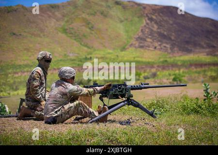 Les soldats affectés au 190e bataillon du génie, 101e commandement des troupes, garde nationale de l'armée de Porto Rico tirent une mitrailleuse M2 au Camp Santiago joint Training Center, Salinas, Porto Rico, le 17 juillet 2024. La familiarisation avec la Mitrailleuse M2 est vitale pour que les soldats puissent utiliser et entretenir efficacement cette arme, assurant ainsi leur préparation et leur compétence dans les situations de combat. (Photo de la Garde nationale de l'armée américaine par le SPC Joel Manzano) Banque D'Images