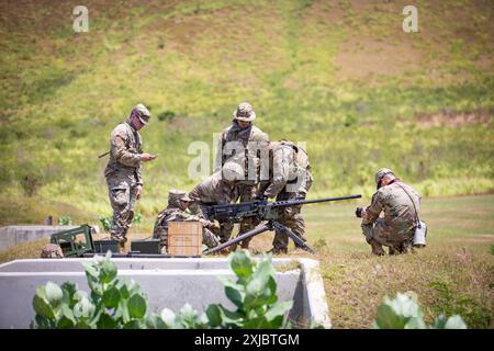 Les soldats affectés au 190e bataillon du génie, 101e commandement des troupes, garde nationale de l'armée de Porto Rico tirent une mitrailleuse M2 au Camp Santiago joint Training Center, Salinas, Porto Rico, le 17 juillet 2024. La familiarisation avec la Mitrailleuse M2 est vitale pour que les soldats puissent utiliser et entretenir efficacement cette arme, assurant ainsi leur préparation et leur compétence dans les situations de combat. (Photo de la Garde nationale de l'armée américaine par le SPC Joel Manzano) Banque D'Images