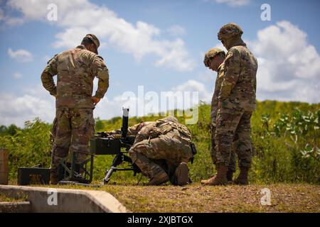 Les soldats affectés au 190e bataillon du génie, 101e commandement des troupes, garde nationale de l'armée de Porto Rico tirent une mitrailleuse M2 au Camp Santiago joint Training Center, Salinas, Porto Rico, le 17 juillet 2024. La familiarisation avec la Mitrailleuse M2 est vitale pour que les soldats puissent utiliser et entretenir efficacement cette arme, assurant ainsi leur préparation et leur compétence dans les situations de combat. (Photo de la Garde nationale de l'armée américaine par le SPC Joel Manzano) Banque D'Images