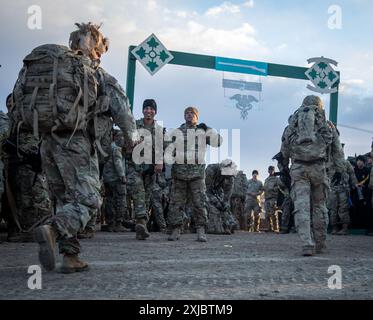 Les soldats de l'armée américaine avec la 4e division d'infanterie atteignent les derniers mètres de la marche de 12 miles, concluant les tests Expert Infantryman, Soldier et Field Medical badge à Fort Carson, Colorado, le 8 décembre 2023. Les soldats Ivy ont enduré des conditions météorologiques difficiles et ont effectué des tâches guerrières selon des normes précises pour gagner le droit d'être appelés experts. (Photo de l'armée américaine par SPC. Joshua Zayas) Banque D'Images