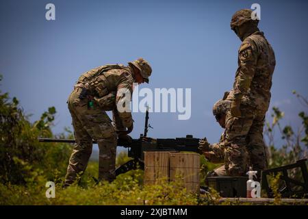 Les soldats affectés au 190e bataillon du génie, 101e commandement des troupes, garde nationale de l'armée de Porto Rico tirent une mitrailleuse M2 au Camp Santiago joint Training Center, Salinas, Porto Rico, le 17 juillet 2024. La familiarisation avec la Mitrailleuse M2 est vitale pour que les soldats puissent utiliser et entretenir efficacement cette arme, assurant ainsi leur préparation et leur compétence dans les situations de combat. (Photo de la Garde nationale de l'armée américaine par le SPC Joel Manzano) Banque D'Images