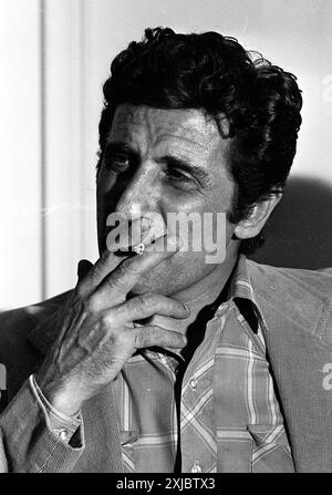 Le chanteur, compositeur et pianiste français Gilbert Becaud arrive à Buenos Aires, Argentine, le 27 mai 1974. Banque D'Images