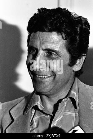 Le chanteur, compositeur et pianiste français Gilbert Becaud arrive à Buenos Aires, Argentine, le 27 mai 1974. Banque D'Images