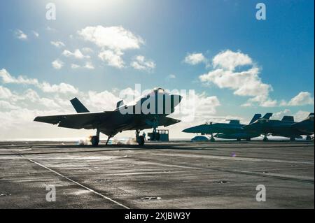 Le F-35C Lightning II de l'US Navy sort du porte-avions USS Carl Vinson (CVN 70) de classe Nimitz alors que le navire participe à la phase d'intégration de la Force lors de l'exercice Rim of the Pacific (RIMPAC) 2024 juillet 15. Vingt-neuf pays, 40 navires de surface, trois sous-marins, 14 forces terrestres nationales, plus de 150 avions et 25 000 membres du personnel participent au RIMPAC dans et autour des îles Hawiian, du 27 juin au 1er août. Le RIMPAC, le plus grand exercice maritime international au monde, offre une occasion de formation unique tout en favorisant et en soutenant les relations de coopération entre les participants porte-parole Banque D'Images