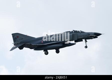 Cirencester, Royaume-Uni. 17 juillet 2024. McDonnell Douglas F-4 Phantom II de 111 FILO Turkish Air Force arrive lors de la Journée des arrivées de Royal International Air Tattoo 2024 à RAF Fairford, Cirencester, Royaume-Uni, le 17 juillet 2024 (photo par Cody Froggatt/News images) à Cirencester, Royaume-Uni le 17/7/2024. (Photo de Cody Froggatt/News images/Sipa USA) crédit : Sipa USA/Alamy Live News Banque D'Images
