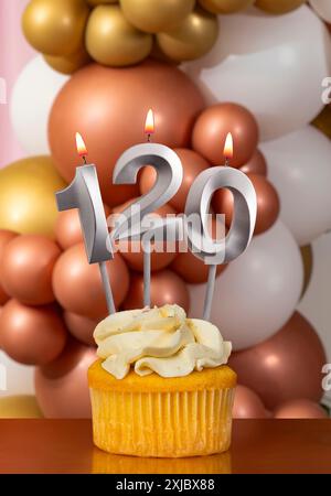 Bougie d'anniversaire numéro 120 - fond de ballons de célébration Banque D'Images