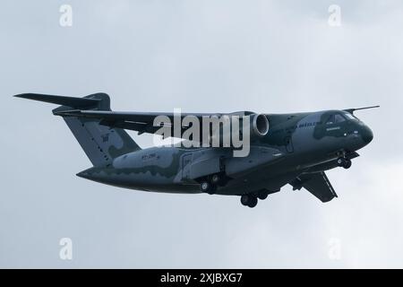 Cirencester, Royaume-Uni. 17 juillet 2024. Embraer C-390 Millennium of Embraer Defense & Security lors de la Journée des arrivées de Royal International Air Tattoo 2024 à la RAF Fairford, Cirencester, Royaume-Uni, le 17 juillet 2024 (photo par Cody Froggatt/News images) à Cirencester, Royaume-Uni, le 17/07/2024. (Photo de Cody Froggatt/News images/Sipa USA) crédit : Sipa USA/Alamy Live News Banque D'Images