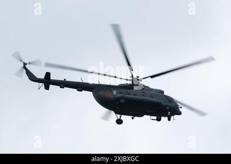 Cirencester, Royaume-Uni. 17 juillet 2024. MIL Mi-8 de la SRAIGTASPARNIU ESKADRILÉ Armée de l'air lituanienne lors de la Journée des arrivées de Royal International Air Tattoo 2024 à RAF Fairford, Cirencester, Royaume-Uni, le 17 juillet 2024 (photo de Cody Froggatt/News images) à Cirencester, Royaume-Uni, le 17/07/2024. (Photo de Cody Froggatt/News images/Sipa USA) crédit : Sipa USA/Alamy Live News Banque D'Images