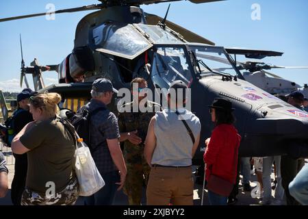 Un pilote donne des informations aux visiteurs devant un hélicoptère de combat EC-665 Eurocopter Tiger, ILA Berlin 2024. Banque D'Images