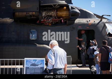 Des membres du public attendent dans une file d'attente devant un hélicoptère cargo Sikorsky CH-135 Sea Stallion pour voir son intérieur, ILA Berlin 2024. Banque D'Images