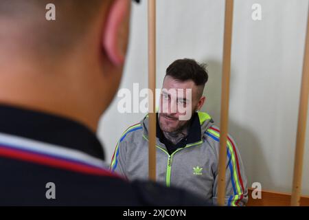 Pétersbourg, Russie. 17 juillet 2024. Le citoyen allemand Patrick Schobel, soupçonné de trafic de drogue, est assis dans la cage de l'accusé dans une salle d'audience de Saint-Pétersbourg. Patrick Schobel a été arrêté à l’aéroport de Pulkovo pour avoir transporté des bonbons gommeux contenant du cannabis. (Photo par Andrei Bok/SOPA images/SIPA USA) crédit : SIPA USA/Alamy Live News Banque D'Images