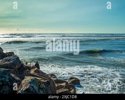 Pêche dans les rochers, Westport, Nouvelle-Zélande Banque D'Images