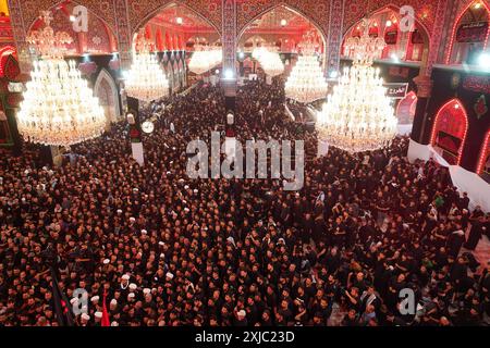 Karbala, Irak. 16 juillet 2024. Les musulmans chiites prennent part aux rituels de deuil lors d'une procession religieuse avant la journée de l'Ashura au Sanctuaire de l'Imam Hussein. Mouharram est considéré comme un mois de deuil et de souvenir pour les musulmans chiites du monde entier, au cours duquel ils commémorent le martyre du petit-fils du prophète islamique Mohammad, Hussein ibn Ali, qui a été tué lors de la bataille de Karbala au VIIe siècle. (Photo de Ismael Adnan/SOPA images/SIPA USA) crédit : SIPA USA/Alamy Live News Banque D'Images