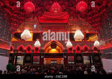 Karbala, Irak. 16 juillet 2024. Les musulmans chiites prennent part aux rituels de deuil lors d'une procession religieuse avant la journée de l'Ashura au Sanctuaire de l'Imam Hussein. Mouharram est considéré comme un mois de deuil et de souvenir pour les musulmans chiites du monde entier, au cours duquel ils commémorent le martyre du petit-fils du prophète islamique Mohammad, Hussein ibn Ali, qui a été tué lors de la bataille de Karbala au VIIe siècle. (Photo de Ismael Adnan/SOPA images/SIPA USA) crédit : SIPA USA/Alamy Live News Banque D'Images