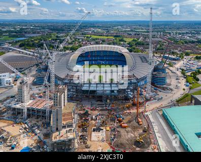 Image aérienne du stade Etihad de Manchester City, alors que les travaux de construction continuent d'étendre le stand nord. 17 juillet 2024. Banque D'Images