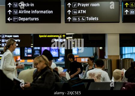 Londres, Royaume-Uni. 17 juillet 2024. Les voyageurs se reposent à l'aéroport de Londres Luton. Crédit : SOPA images Limited/Alamy Live News Banque D'Images