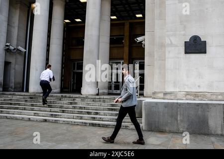 Londres, Royaume-Uni. 17 juillet 2024. Les gens marchent devant le ministère de la Défense du Royaume-Uni dans le centre de Londres crédit : SOPA images Limited/Alamy Live News Banque D'Images