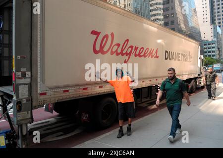 Un livreur se tient devant un camion Walgreens et Duane Reade à Manhattan, New York. Banque D'Images