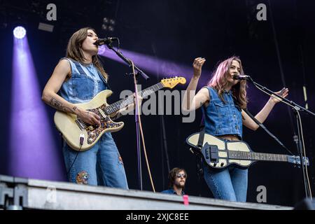 Larkin Poe auf dem KunstRasen Bonn Gronau - 17.07.2024. Rebecca LOVELL Gesang und Megan LOVELL Gitarre von der US amerikanischen Roots-Rock-Band LARKIN POE beim Live Auftritt in der KunstRasen Bühne - Der KunstRasen in Bonn Gronau ist eine Beliebte Sommer Open Air Konzertreihe am Rande der Rheinaue am Bonner Rheinufer. Bonn Gronau Nordrhein-Westfalen Deutschland *** Larkin Poe sur le Kunst Rasen Bonn Gronau 17 07 2024 Rebecca LOVELL chant et Megan LOVELL guitare du groupe rock américain LARKIN POE jouant en direct sur la scène Kunst Rasen le Kunst Rasen à Bonn Gronau est un été populaire Banque D'Images