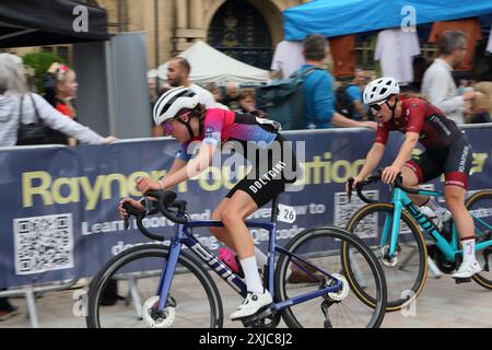 Course du Grand Prix de cyclisme britannique, centre-ville de Sheffield Angleterre Royaume-Uni 2024 course cycliste course sportive McClaren Automotive Womens Elite circuit series Banque D'Images