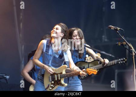 Larkin Poe auf dem KunstRasen Bonn Gronau - 17.07.2024. Rebecca LOVELL Gesang und Megan LOVELL Gitarre von der US amerikanischen Roots-Rock-Band LARKIN POE beim Live Auftritt in der KunstRasen Bühne - Der KunstRasen in Bonn Gronau ist eine Beliebte Sommer Open Air Konzertreihe am Rande der Rheinaue am Bonner Rheinufer. Bonn Gronau Nordrhein-Westfalen Deutschland *** Larkin Poe sur le Kunst Rasen Bonn Gronau 17 07 2024 Rebecca LOVELL chant et Megan LOVELL guitare du groupe rock américain LARKIN POE jouant en direct sur la scène Kunst Rasen le Kunst Rasen à Bonn Gronau est un été populaire Banque D'Images