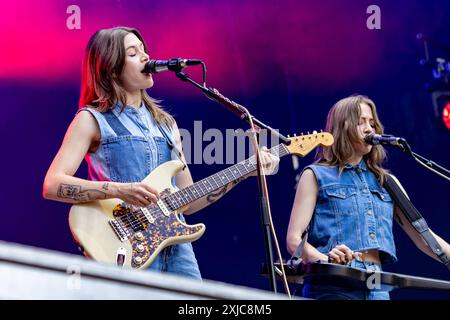 Larkin Poe auf dem KunstRasen Bonn Gronau - 17.07.2024. Rebecca LOVELL Gesang und Megan LOVELL Gitarre von der US amerikanischen Roots-Rock-Band LARKIN POE beim Live Auftritt in der KunstRasen Bühne - Der KunstRasen in Bonn Gronau ist eine Beliebte Sommer Open Air Konzertreihe am Rande der Rheinaue am Bonner Rheinufer. Bonn Gronau Nordrhein-Westfalen Deutschland *** Larkin Poe sur le Kunst Rasen Bonn Gronau 17 07 2024 Rebecca LOVELL chant et Megan LOVELL guitare du groupe rock américain LARKIN POE jouant en direct sur la scène Kunst Rasen le Kunst Rasen à Bonn Gronau est un été populaire Banque D'Images