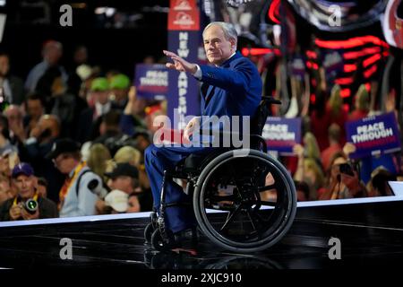 Milwaukee, États-Unis. 17 juillet 2024. Le gouverneur du Texas Greg Abbott arrive pour prendre la parole à la Convention nationale républicaine 2024 au Forum Fiserv à Milwaukee, Wisconsin, le mercredi 17 juillet 2024. La troisième journée de la convention devrait porter sur la sécurité nationale et la politique étrangère. Photo de David Banks/UPI crédit : UPI/Alamy Live News Banque D'Images