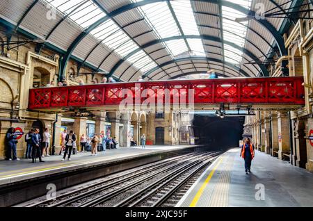 Les passagers attendent un train sur le quai de la station de métro Paddington London Banque D'Images