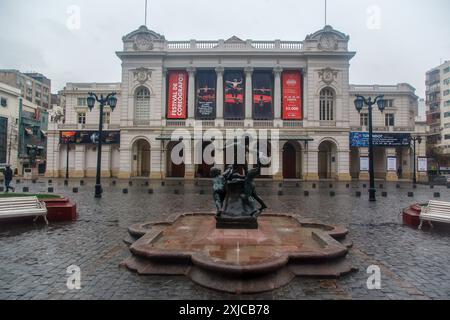 La façade du Théâtre Municipal de Santiago du Chili avec la Fuente de Los Ninos, fontaine pour enfants. Centre-ville de Santiago du Chili. Banque D'Images