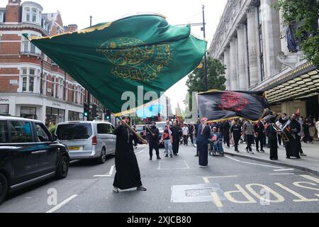 Londres, Royaume-Uni, 17 juillet 2024. Des milliers de musulmans chiites ont participé à une procession pour Ashura, l'événement de deuil commémorant l'anniversaire de la mort de l'imam Hussain. Il était le petit-fils du prophète Muhammed tué dans la bataille de Karbala en 680. Crédit : onzième heure photographie/Alamy Live News Banque D'Images