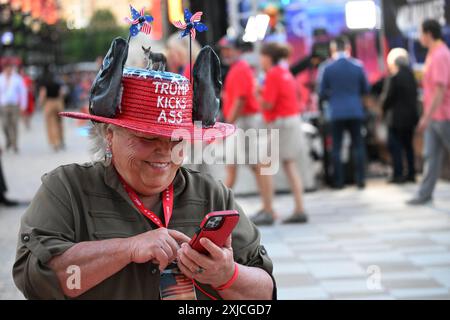 Milwaukee, États-Unis. 17 juillet 2024. Un partisan de Trump envoie des photos devant le RNC à Milwaukee, Wisconsin, le mercredi 17 juillet 2024. La ville de Milwaukee accueille la Convention républicaine 2024 qui se déroulera du 15 au 18 juillet. Photo de Paul Beaty/UPI crédit : UPI/Alamy Live News Banque D'Images
