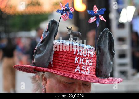 Milwaukee, États-Unis. 17 juillet 2024. Un partisan de Trump envoie des photos devant le RNC à Milwaukee, Wisconsin, le mercredi 17 juillet 2024. Le troisième jour de la convention devrait se concentrer sur la sécurité nationale et la politique étrangère. Photo de Paul Beaty/UPI crédit : UPI/Alamy Live News Banque D'Images