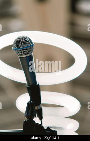 Microphone se tient sur un support contre le fond de lampes rondes Banque D'Images