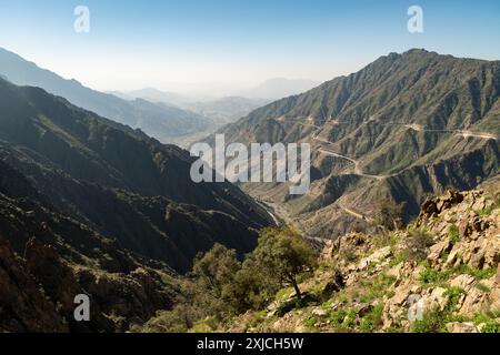 Al Bahah, Arabie Saoudite : vue dramatique de la route de montagne près d'Al Bahah dans les montagnes du Hijaz en Arabie Saoudite au moyen-Orient Banque D'Images