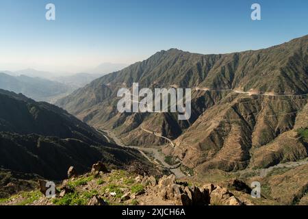 Al Bahah, Arabie Saoudite : vue dramatique de la route de montagne près d'Al Bahah dans les montagnes du Hijaz en Arabie Saoudite au moyen-Orient Banque D'Images